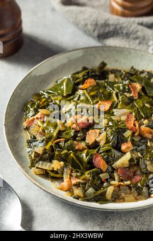 Collard maison au sud sauté avec oignon et bacon Banque D'Images