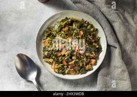 Collard maison au sud sauté avec oignon et bacon Banque D'Images
