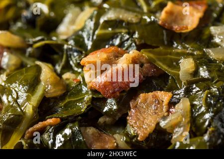 Collard maison au sud sauté avec oignon et bacon Banque D'Images