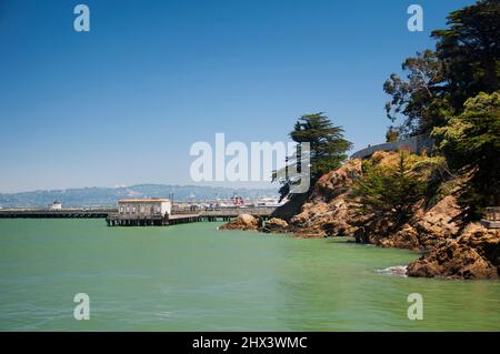 La côte rocheuse de la californie dans la baie de san francisco donne sur la crique du parc aquatique et le fort mason en californie ensoleillée. Banque D'Images