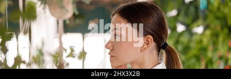 Portrait de la jolie jeune femme en peignoir, en train d'admirer les procédures de beauté, en prenant soin de sa peau Banque D'Images