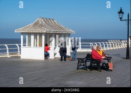 Les gens apprécient la journée d'hiver très froide sur Norkopes Cromer Pier Banque D'Images