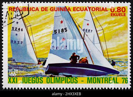 GUINÉE ÉQUATORIALE - VERS 1976 : un timbre imprimé en Guinée équatoriale montre la voile, Jeux olympiques d'été 1976, Montréal, vers 1976 Banque D'Images