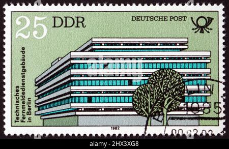 ALLEMAGNE - VERS 1982: Un timbre imprimé en Allemagne montre la poste, Berlin, vers 1982 Banque D'Images
