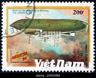 VIETNAM - VERS 1990 : un timbre imprimé au Vietnam montre que Lebaudy Patrie était un avion semi-rigide construit pour l'armée française en 1910, vers 1990 Banque D'Images