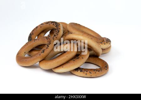 tas de bagels avec graines de pavot isolées sur fond blanc, vue latérale, concept de boulangerie alimentaire Banque D'Images