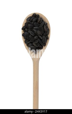 graines de tournesol noires en cuillère en bois isolée sur fond blanc, vue de dessus, graines torréfiées non pelées Banque D'Images