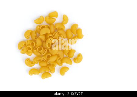 tas de pâtes à pipe rigate avec espace vide pour le texte isolé sur fond blanc, pâtes brutes en forme de tubes torsadés, vue de dessus Banque D'Images