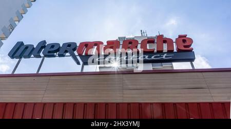 Un panneau pour Intermarché Contact Supermarket à Quarteira, Portugal. Banque D'Images