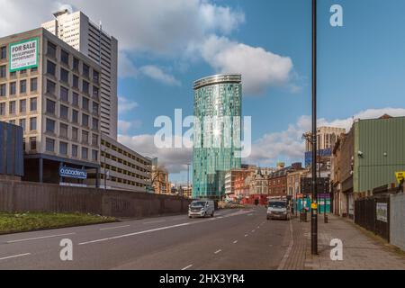 Le 10 Holloway Circus est haut dans le centre-ville de Birmingham. Les étages supérieurs abritent des appartements tandis que les 19 derniers sont donnés à un hôtel. Banque D'Images