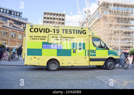 Londres, Angleterre, Royaume-Uni. 9th mars 2022. Une ambulance propose des tests COVID-19 et des certificats d'adaptation à la volée à l'extérieur des gares de King's Cross et de St Pancras, car le gouvernement du Royaume-Uni envisage de mettre fin à toutes les restrictions de voyage restantes. (Image de crédit : © Vuk Valcic/ZUMA Press Wire) Banque D'Images