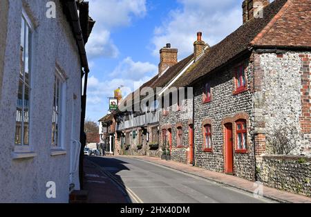 Alfriston East Sussex , Angleterre Royaume-Uni - Alfriston High Street avec l'historique George Inn , un bâtiment classé Grade 2 datant du 14th siècle. Banque D'Images