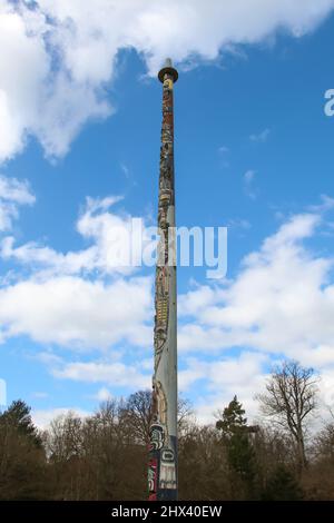 Le Totem Pole style du Kwakiutl, un cadeau du Canada à HM la Reine en juin 1958, au Grand parc de Windsor, Virginia Water Surrey Angleterre 2022 Banque D'Images