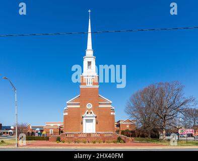 GASTONIA, NC, USA-3 MARS 2022: Première église méthodiste unie, vue de face du bâtiment. Banque D'Images