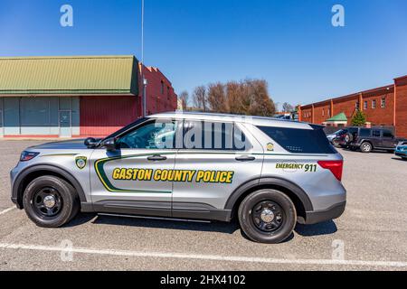 GASTONIA, NC, USA-3 MARS 2022: Gaston County police croiseur, petit SUV avec lettrage sur les portes. Banque D'Images