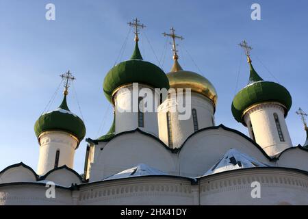 Cupola de la cathédrale de la Transfiguration. La cathédrale principale du monastère de notre Sauveur et de Saint-Euthimius à Souzdal a été construite dans le 16th centu Banque D'Images