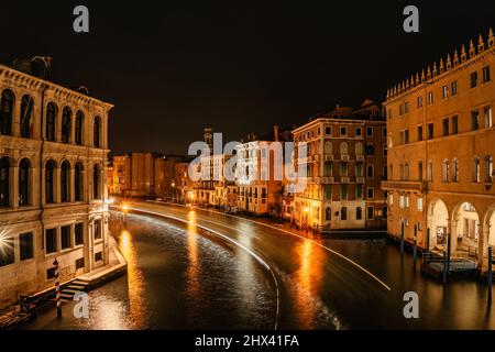 Grand Canal la nuit, Venise, Italie.transport typique en bateau, Venetian public bateau-bus longue exposition.transport de l'eau.Voyage scène urbaine.visite populaire Banque D'Images