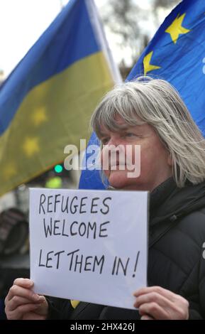 Londres, Royaume-Uni. 09th mars 2022. Un manifestant tient un écriteau accueillant davantage de réfugiés de la guerre d'Ukraine.les manifestants sur la place du Parlement exigent que le gouvernement fasse davantage pour aider à atténuer la crise des réfugiés issue de la guerre en Ukraine. Jusqu'à présent, le gouvernement britannique n'a laissé entrer que quelques centaines d'Ukrainiens. Crédit : SOPA Images Limited/Alamy Live News Banque D'Images