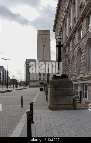 Vue sur l'avant du bâtiment Cunard en direction de la tour de ventilation du tunnel Mersey Banque D'Images