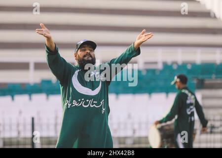 Soldats pakistanais en uniforme militaire lumineux lors du spectacle frontalier de Wagah Attari Banque D'Images