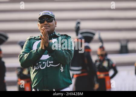 Soldats pakistanais en uniforme militaire lumineux lors du spectacle frontalier de Wagah Attari Banque D'Images