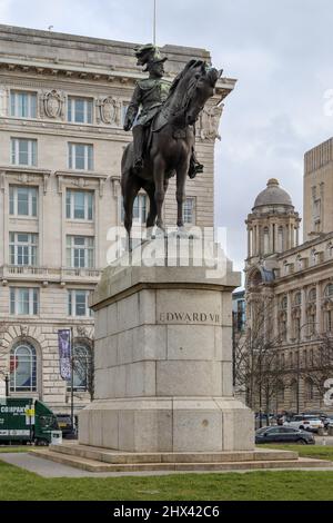 Statue du roi Edward VII à Pier Head, Liverpool Banque D'Images