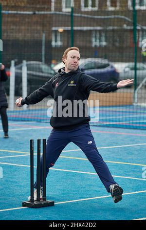 Matt Hancock jouant au cricket de rue de charité Banque D'Images