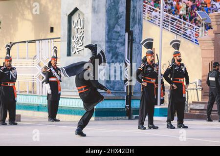 Soldats pakistanais en uniforme militaire lumineux lors du spectacle frontalier de Wagah Attari Banque D'Images