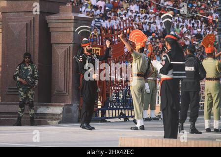 Soldats pakistanais en uniforme militaire lumineux lors du spectacle frontalier de Wagah Attari Banque D'Images