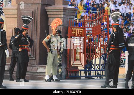 Soldats pakistanais en uniforme militaire lumineux lors du spectacle frontalier de Wagah Attari Banque D'Images