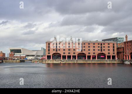 Vue sur les entrepôts du Royal Albert Dock, Liverpool Banque D'Images