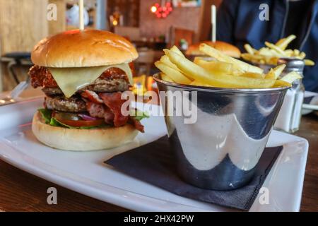 Hamburger de bœuf gastronomique avec bacon, fromage et frites Banque D'Images