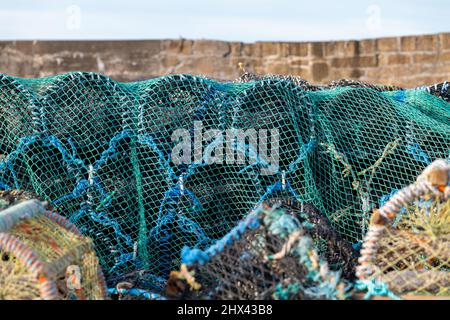 7 mars 2023. Hopeman, Moray, Écosse. C'est une scène de l'intérieur de la zone portuaire de Hopeman avec ses petits bateaux de pêche de loisirs et de travail. Banque D'Images