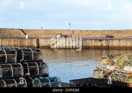 7 mars 2023. Hopeman, Moray, Écosse. C'est une scène de l'intérieur de la zone portuaire de Hopeman avec ses petits bateaux de pêche de loisirs et de travail. Banque D'Images