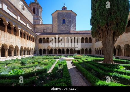 Le monastère de Santo Domingo de Silos. Burgos. L'art roman du cloître est l'un des plus beaux que l'on puisse trouver en Espagne. Banque D'Images