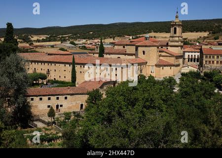 Le monastère de Santo Domingo de Silos. Burgos. L'art roman du cloître est l'un des plus beaux que l'on puisse trouver en Espagne. Banque D'Images