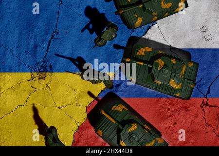 Conflit entre la Russie et l'Ukraine. Grunge les drapeaux de la Russie et de l'Ukraine avec des ombres soldats Banque D'Images