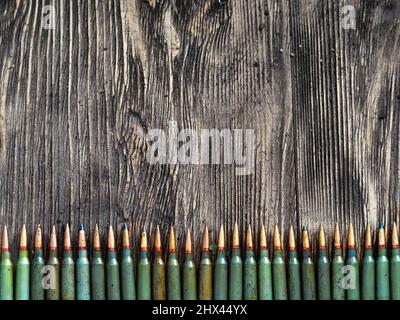 Arme ammo sur un vieux fond en bois. Photo avec espace de copie. Banque D'Images