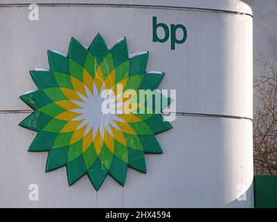 Moscou, Russie. 09th mars 2022. Logo BP visible sur le toit de la station-service. La société a annoncé la fin de ses activités en Russie dans un proche avenir. (Photo par Alexander Sayganov/SOPA Images/Sipa USA) crédit: SIPA USA/Alay Live News Banque D'Images