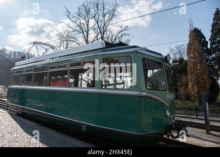 Königswinter, Allemagne 7 mars 2022, le Drachenfelsbahn à Königswinter à l'arrêt Banque D'Images