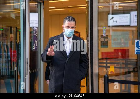 Londres, Angleterre, Royaume-Uni. 9th mars 2022. SAMI CHOKRI quitte le Rolls Building à la High court de Londres. Le chanteur Ed Sheeran a intenté une action en justice sur sa chanson à succès de 2017, « Shape of You », après que les auteurs Sami Chokri et Ross O'Donoghue aient affirmé que la chanson contrevient à certaines parties de l'une de leurs chansons. (Image de crédit : © Tayfun Salci/ZUMA Press Wire) Banque D'Images