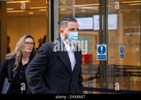 Londres, Angleterre, Royaume-Uni. 9th mars 2022. SAMI CHOKRI quitte le Rolls Building à la High court de Londres. Le chanteur Ed Sheeran a intenté une action en justice sur sa chanson à succès de 2017, « Shape of You », après que les auteurs Sami Chokri et Ross O'Donoghue aient affirmé que la chanson contrevient à certaines parties de l'une de leurs chansons. (Image de crédit : © Tayfun Salci/ZUMA Press Wire) Banque D'Images