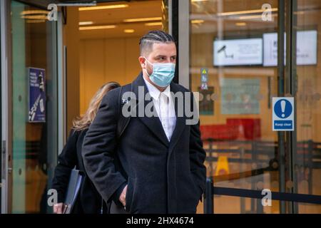 Londres, Angleterre, Royaume-Uni. 9th mars 2022. SAMI CHOKRI quitte le Rolls Building à la High court de Londres. Le chanteur Ed Sheeran a intenté une action en justice sur sa chanson à succès de 2017, « Shape of You », après que les auteurs Sami Chokri et Ross O'Donoghue aient affirmé que la chanson contrevient à certaines parties de l'une de leurs chansons. (Image de crédit : © Tayfun Salci/ZUMA Press Wire) Banque D'Images