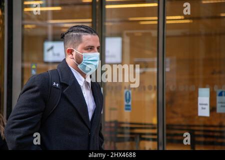Londres, Angleterre, Royaume-Uni. 9th mars 2022. SAMI CHOKRI quitte le Rolls Building à la High court de Londres. Le chanteur Ed Sheeran a intenté une action en justice sur sa chanson à succès de 2017, « Shape of You », après que les auteurs Sami Chokri et Ross O'Donoghue aient affirmé que la chanson contrevient à certaines parties de l'une de leurs chansons. (Image de crédit : © Tayfun Salci/ZUMA Press Wire) Banque D'Images