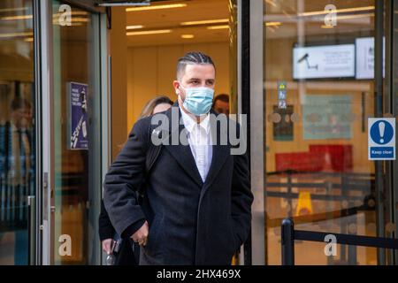 Londres, Angleterre, Royaume-Uni. 9th mars 2022. SAMI CHOKRI quitte le Rolls Building à la High court de Londres. Le chanteur Ed Sheeran a intenté une action en justice sur sa chanson à succès de 2017, « Shape of You », après que les auteurs Sami Chokri et Ross O'Donoghue aient affirmé que la chanson contrevient à certaines parties de l'une de leurs chansons. (Image de crédit : © Tayfun Salci/ZUMA Press Wire) Banque D'Images