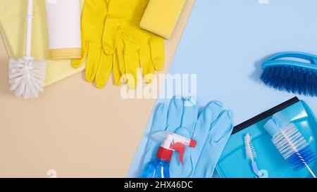 Disposition des outils de nettoyage sur fond bleu pastel et beige. Flat Lay House Works outils espace de copie Banque D'Images