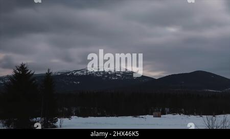 Clip Time Lapse. Coucher de soleil d'hiver coloré dans les montagnes des Carpates. Vidéo. Début des montagnes d'hiver neige coucher de soleil nuages ski. Excellente boucle pour Banque D'Images