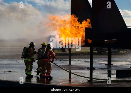 RAF Lakenheath, Suffolk, Royaume-Uni. 17th févr. 2022. Les pompiers de l'escadron du génie civil du 48th ont fait un incendie de moteur lors d'une simulation de brûlage d'avion à la Royal Air Force Lakenheath, en Angleterre, le 17 février 2022. L'équipe a été formée à un exercice de brûlage en direct pour pratiquer les techniques et les procédures de lutte contre les incendies dans un environnement réel, en s'assurant qu'elles sont prêtes à atténuer les dommages et à sauver des vies. Credit: US Air Force/ZUMA Press Wire Service/ZUMAPRESS.com/Alamy Live News Banque D'Images