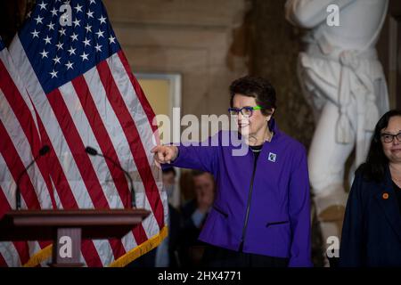 Washington, Vereinigte Staaten. 09th mars 2022. Billy Jean King, légende du tennis, arrive pour un événement annuel du mois de l'histoire des femmes en hommage à elle-même et aux femmes athlètes lors de la célébration du 50th anniversaire du titre IX, dans le hall de la statuaire au Capitole des États-Unis à Washington, DC, le mercredi 9 mars 2022. Credit: Rod Lamkey/CNP/dpa/Alay Live News Banque D'Images