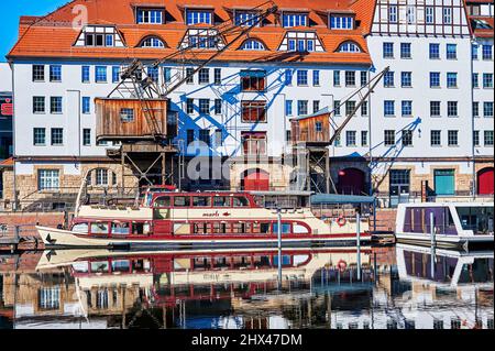 Berlin, Allemagne - 8 mars 2022 : scène à Tempelhofer Hafen à Berlin avec bâtiments historiques et grues de port. Banque D'Images